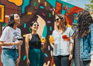 Des belles femmes avec leurs lunettes s'amusent en riant