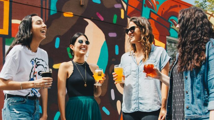 Des belles femmes avec leurs lunettes s'amusent en riant